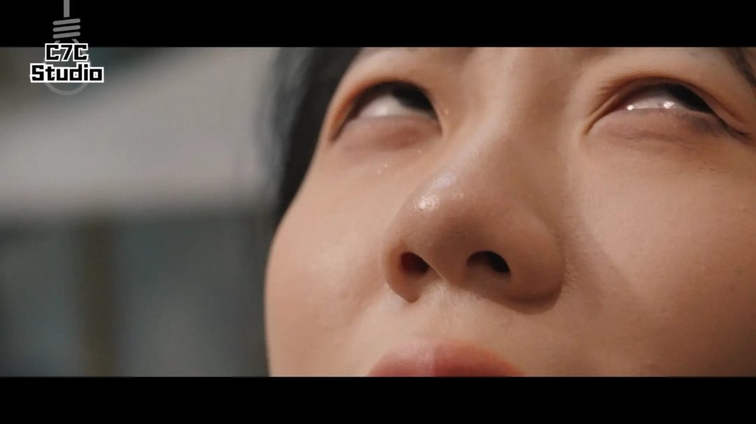 《错误情报》美女商业间谍敷衍客户造成严重后果光脚牛仔裤被客户翻白眼挣扎后-6