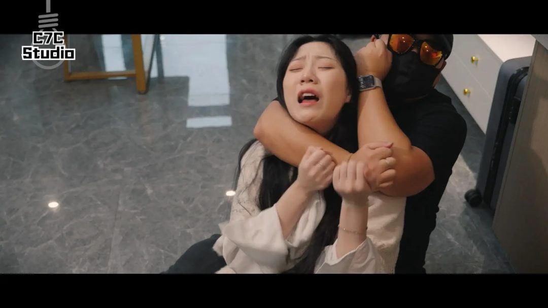《错误情报》美女商业间谍敷衍客户造成严重后果光脚牛仔裤被客户翻白眼挣扎后-4