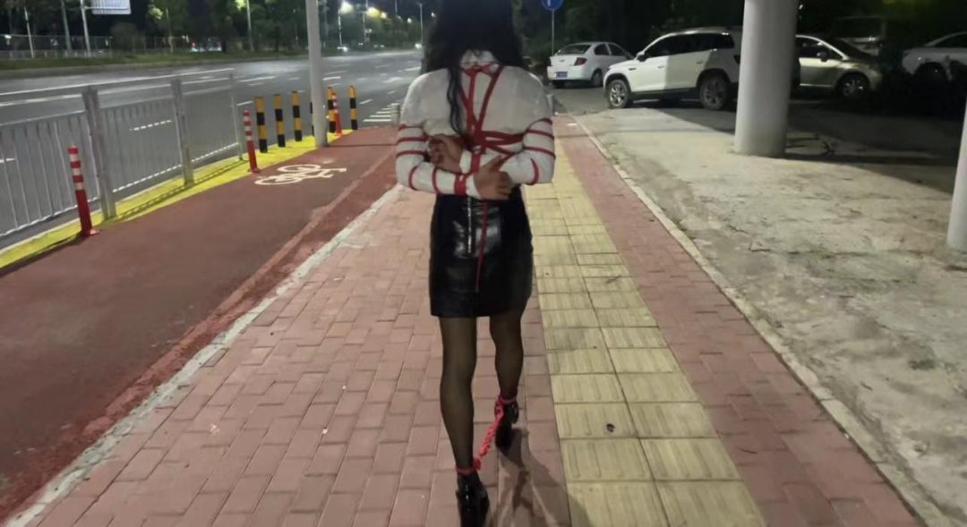 麦当劳捆绑和店员小姐姐互动，户外包臀裙黑丝高跟捆绑外出（下集）-8