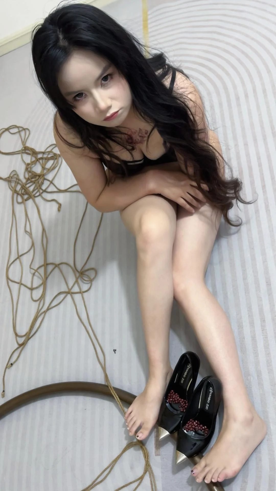 定拍之全程口球连体内衣薄丝高跟里放红豆限制步伐走绳后高跟蹲下裸足踮脚艰难姿势挣扎中口水直流-3