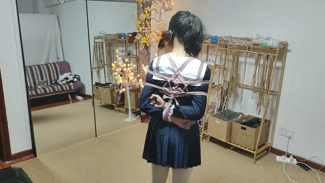 【秃鹫】水手服日式紧缚进入真空床体验-3