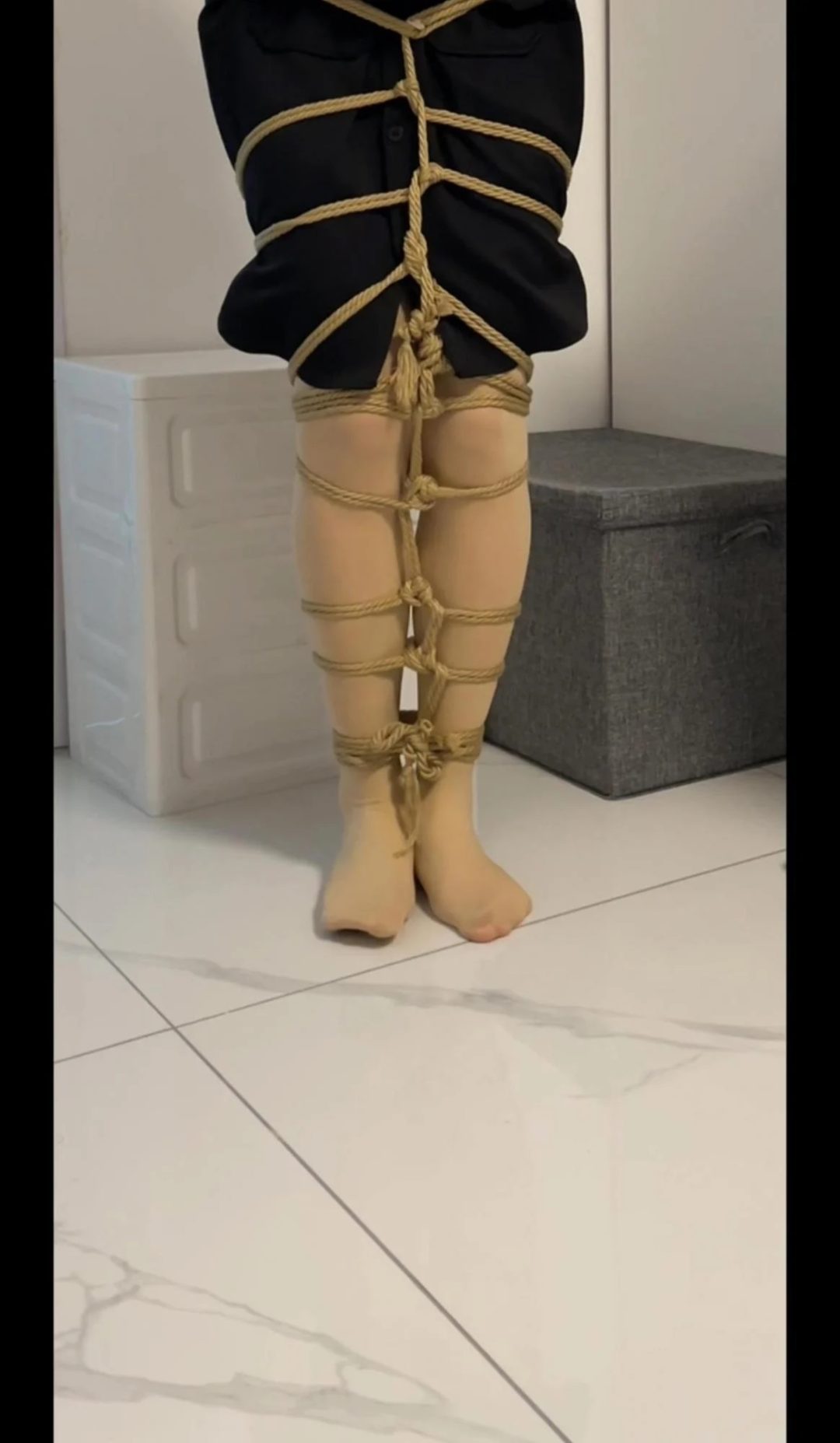 女朋友麻绳并腿捆绑挣扎-1