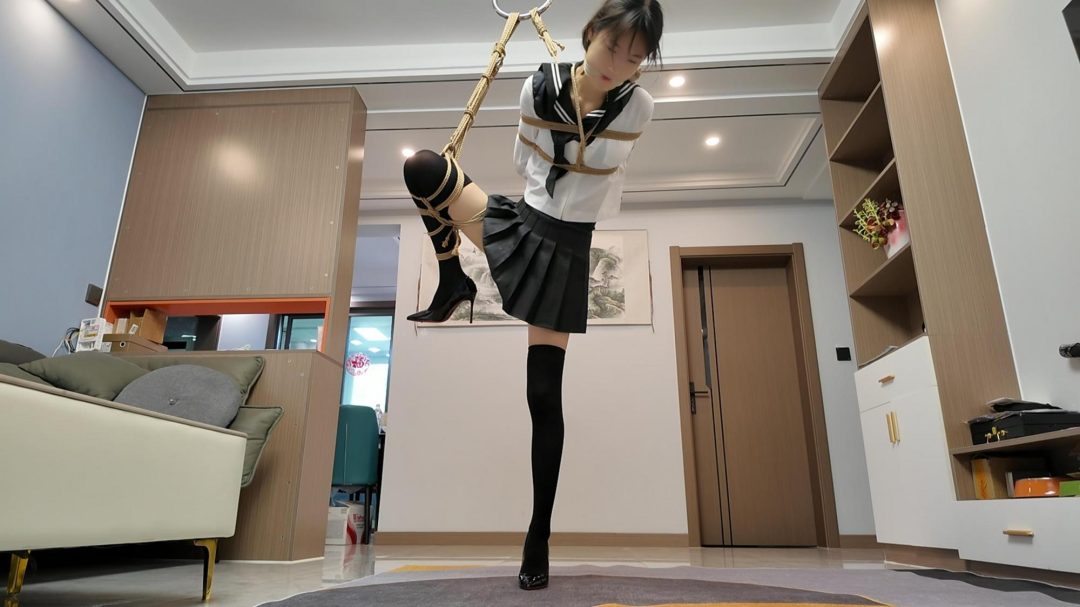定拍晓倩制服单腿吊-1