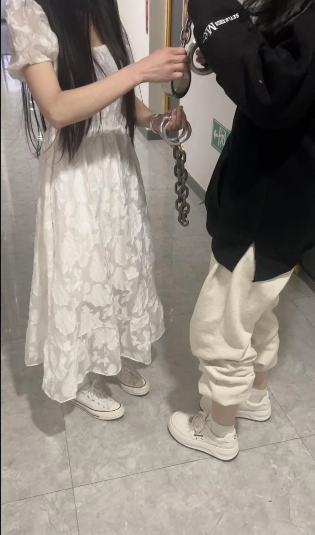 3个女孩体验戴脚镣-初次-1