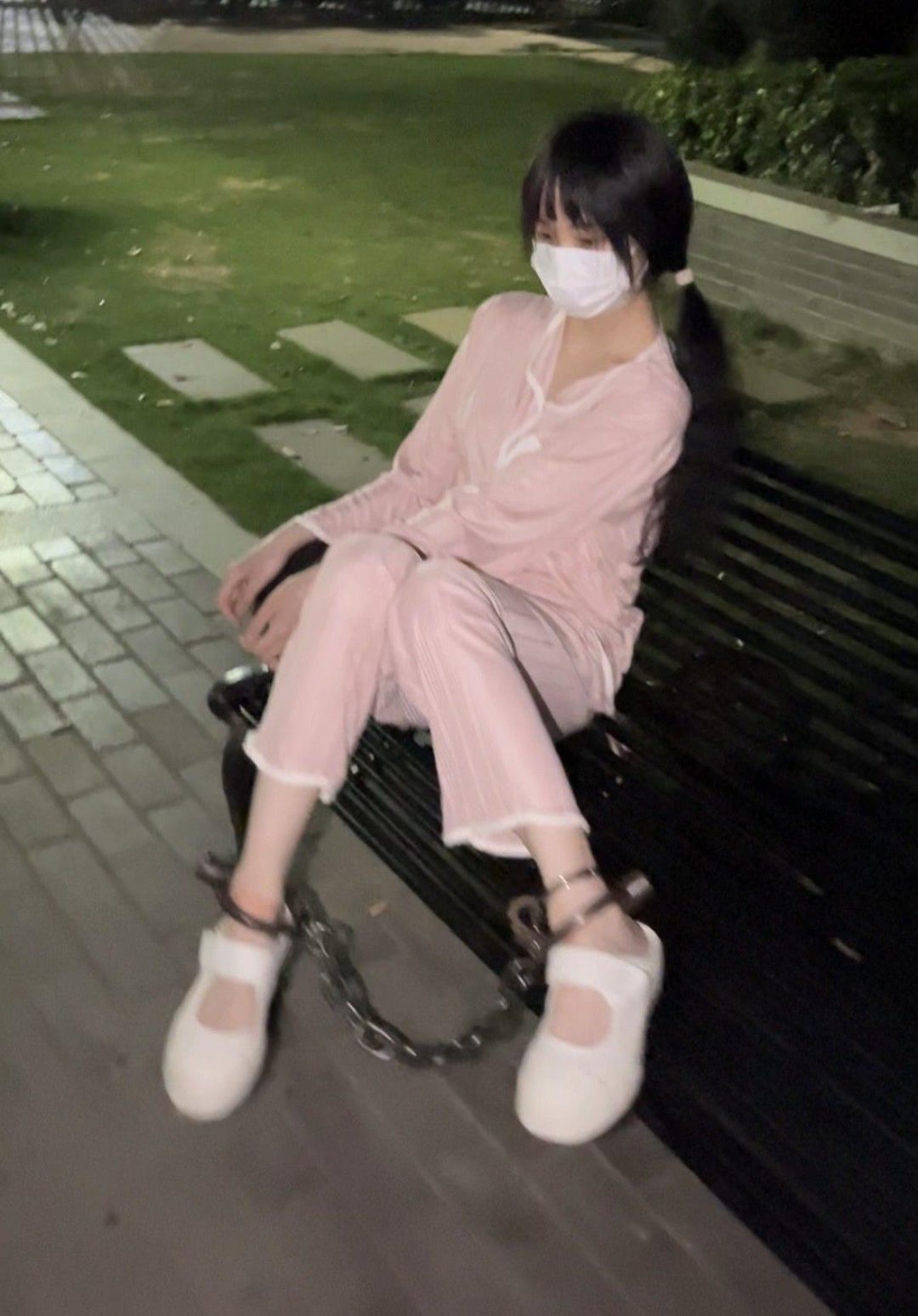 双马尾学妹深夜镣铐外出-戴脚镣出门玩-1