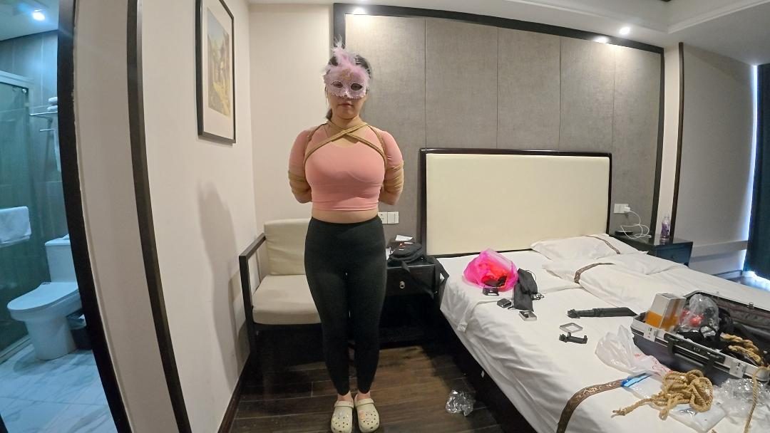 身材丰满的梅丽穿着瑜伽服长达俩小时的紧缚-3