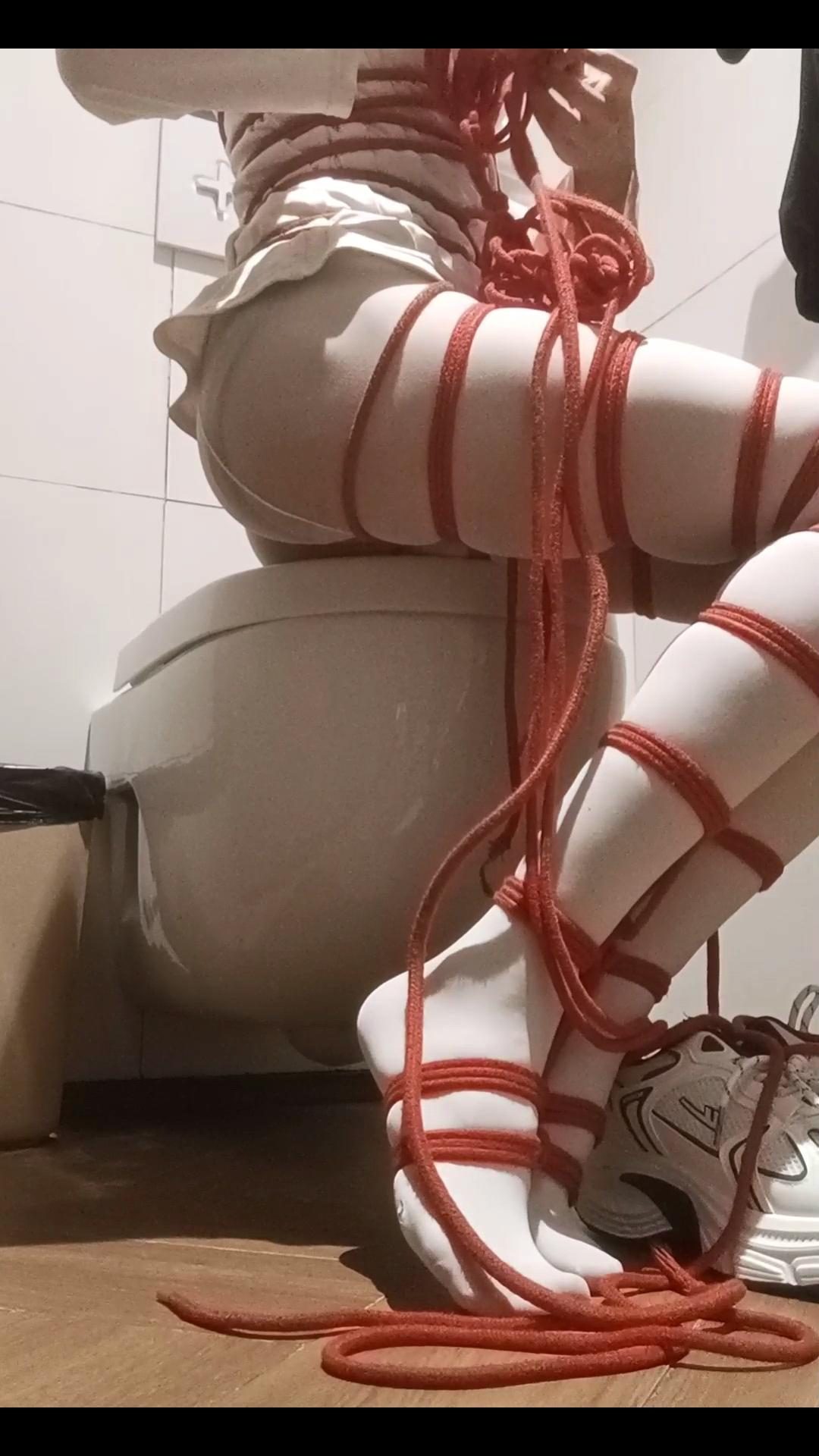 在商场厕所玩自缚-5