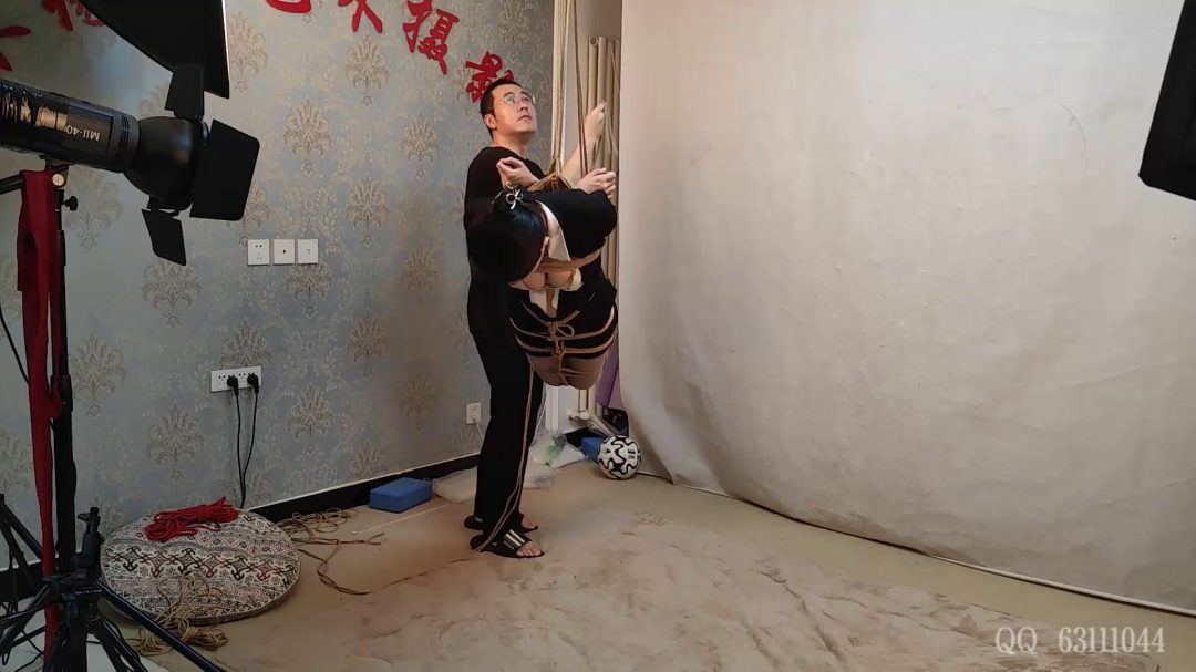 苏樱女秘书尝试空中悬吊-5