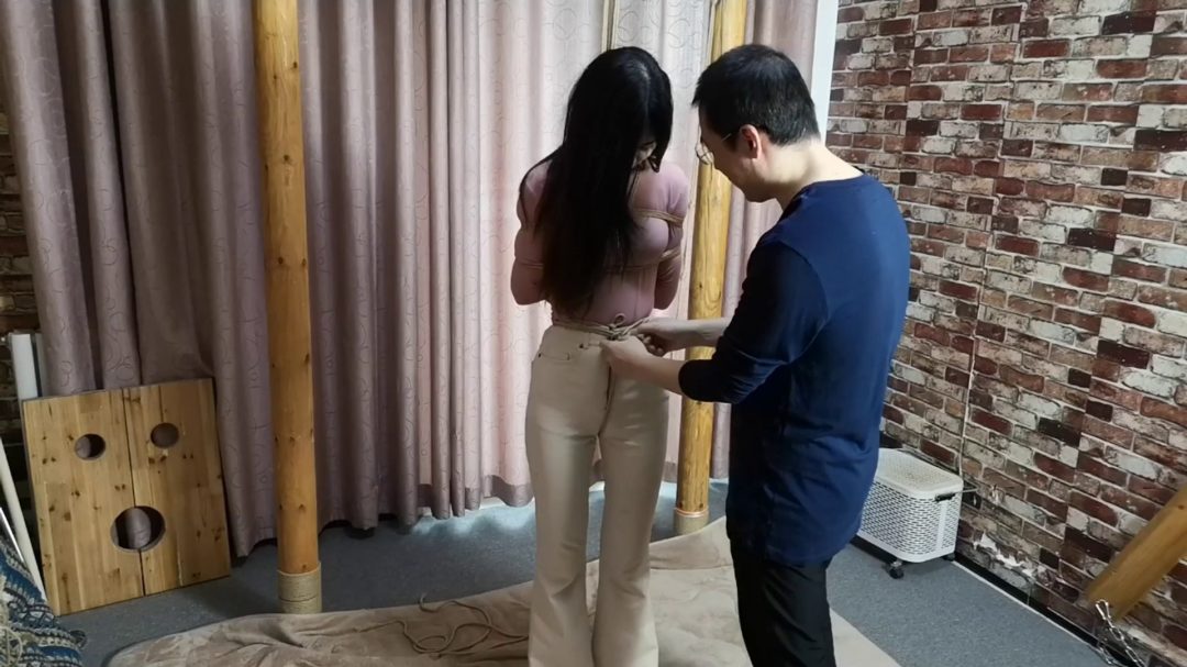 江奈 粉衫 白裤子 单腿吊-4