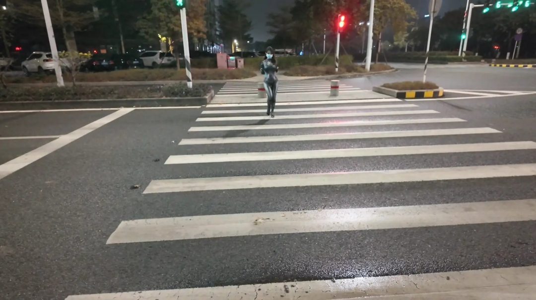 被捆绑的蜘蛛紧身美人在马路边玩玩具露出（定拍）-3