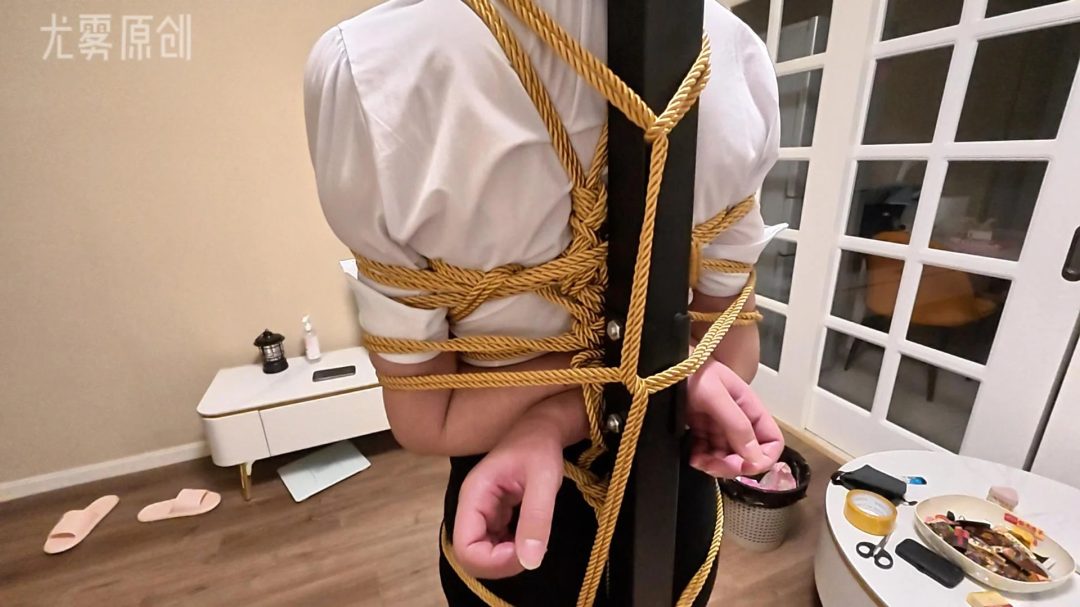 小尤 体罚 职业OL装 高跟鞋站立 棉袜堵嘴 胶带固定-3