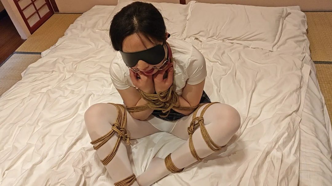 新妹子颖冉口枷初体验, 绑手+绑腿+口枷+玩脚-3