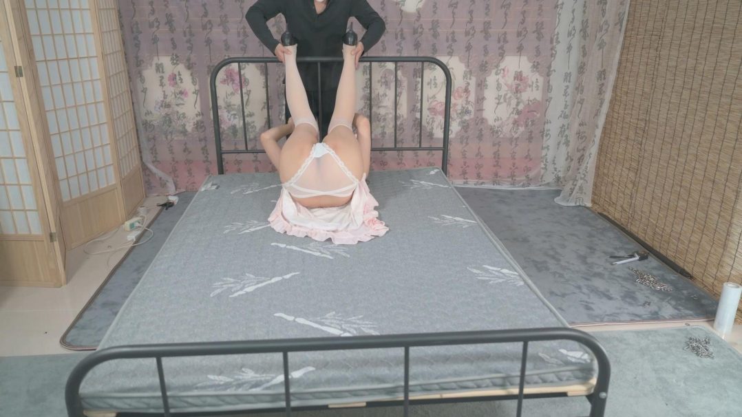 这个尴尬的姿势竟让美女放屁！--白丝、高跟、TK、半透内裤-8