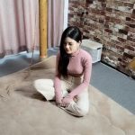 江奈 粉衫 白裤子 单腿吊