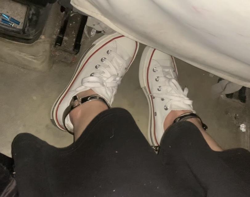 女孩深夜严厉的脚镣外出-多幅脚镣-责脚后跟-5
