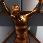 穿着PU皮全包紧身衣戴上防毒面具是被KB在X架上