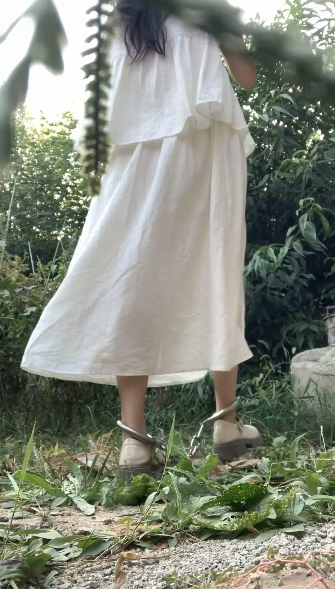 小妹子户外玩脚镣，小皮鞋白裙子-2