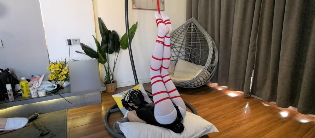 白丝女仆吊篮开腿放置+皮质束缚衣圣诞树吊腿+白丝全包装箱-5 白丝女仆吊篮开腿放置+皮质束缚衣圣诞树吊腿+白丝全包装箱-5