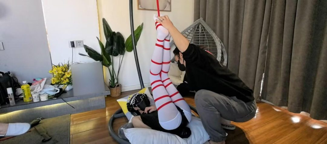 白丝女仆吊篮开腿放置+皮质束缚衣圣诞树吊腿+白丝全包装箱-3 白丝女仆吊篮开腿放置+皮质束缚衣圣诞树吊腿+白丝全包装箱-3