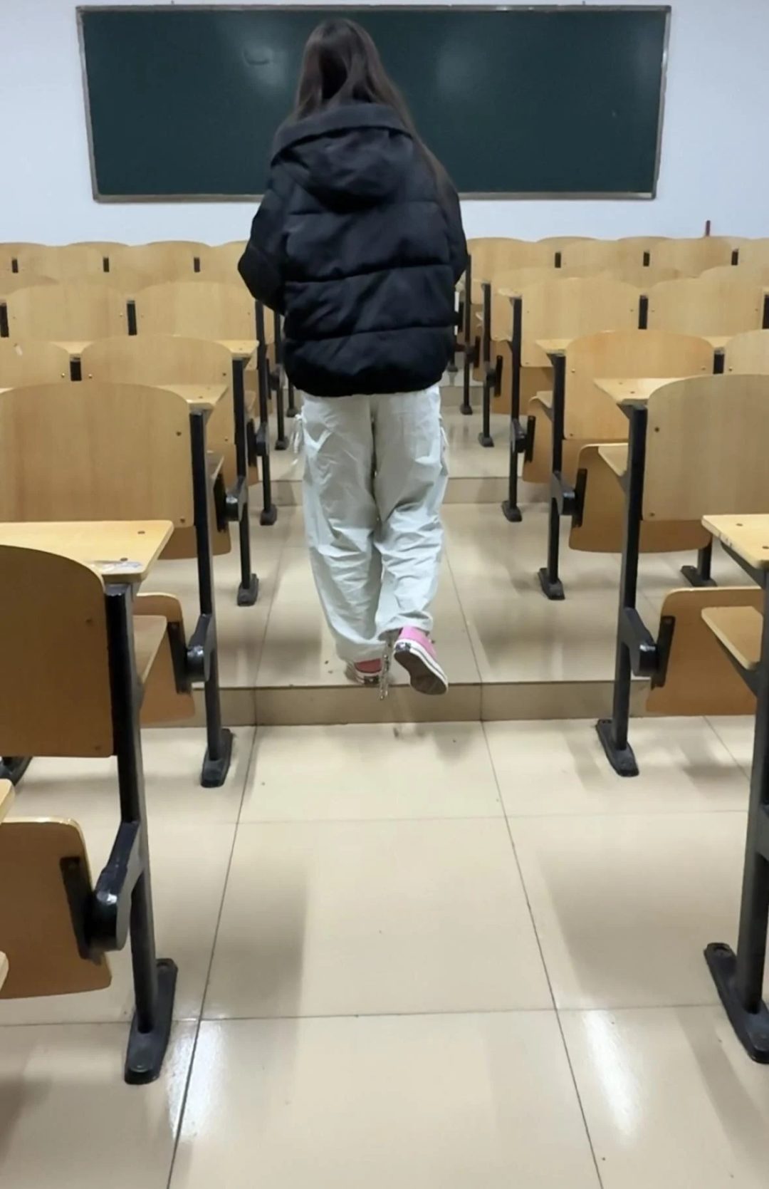 大二女生教室戴脚镣-锁着重镣在教室擦黑板 走路-5