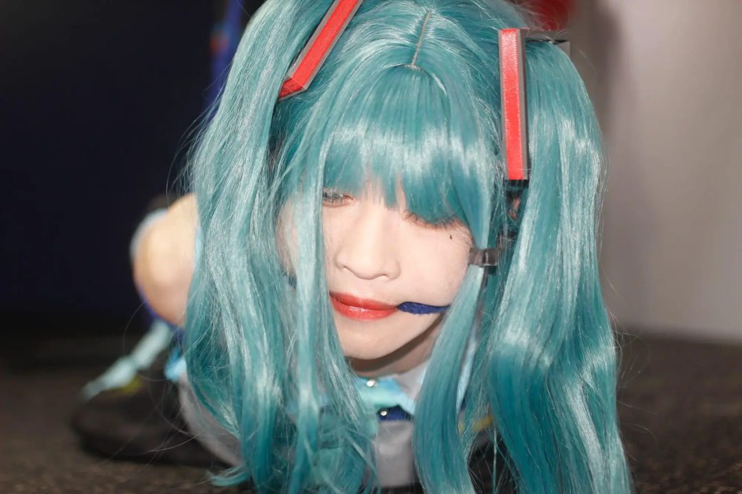 初音未来驷马紧缚，绳子在嘴上死死勒紧，口水拉丝滴落-3
