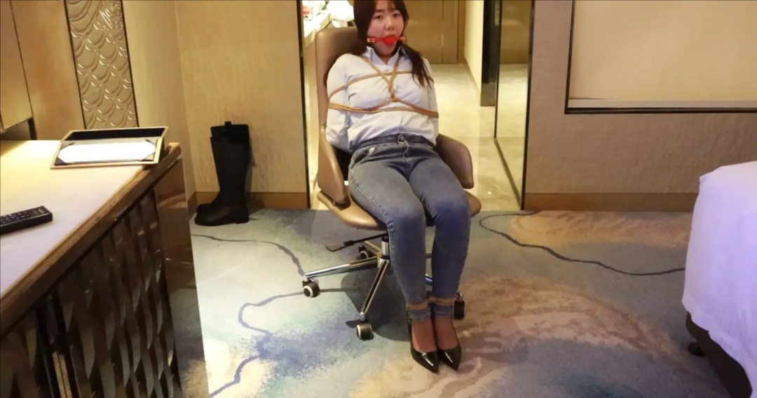 【暗河工作室】 空姐小羊绑架案 小羊首次露脸 大号口球、长靴OL装、空姐旗袍制服、红底高跟、牛仔裤里丝、股绳、td、tk..-7
