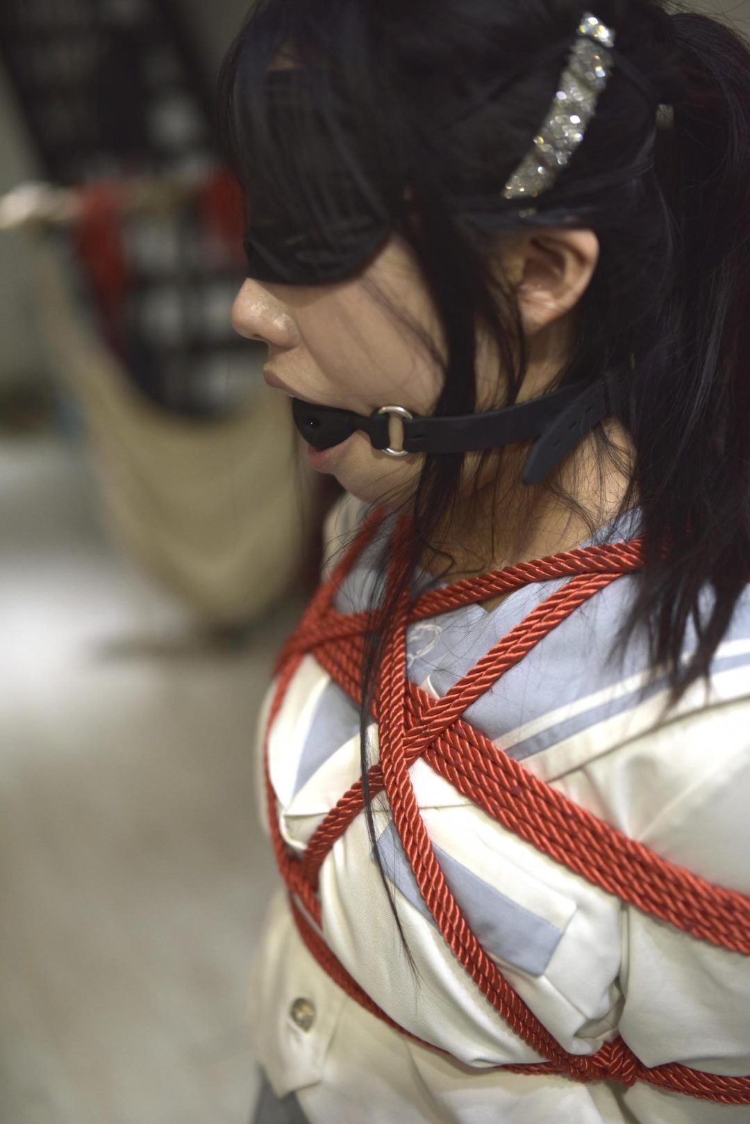 【松子】18岁活泼小女生松子约绑初体验，小话痨，jk白丝马尾，单腿吊，口球太大露出小兔牙，被诱骗吃柠檬，引发大量粘稠口水，最后浑身疲软躺在我的腿上-2