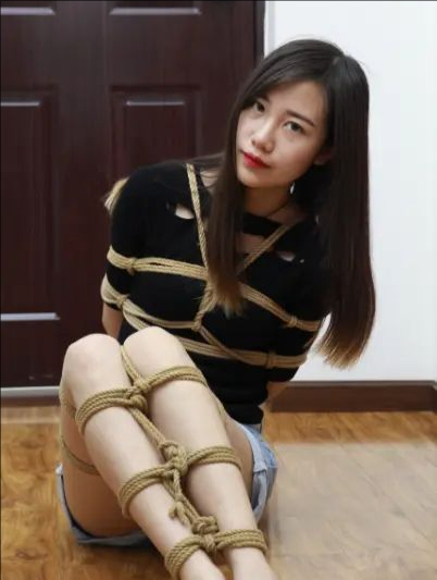 【清纯唯美】宾馆紧缚长腿女神小鱼，羞耻捆绑，浴室监禁 麻绳紧缚+金属镣铐 女神被制服-3