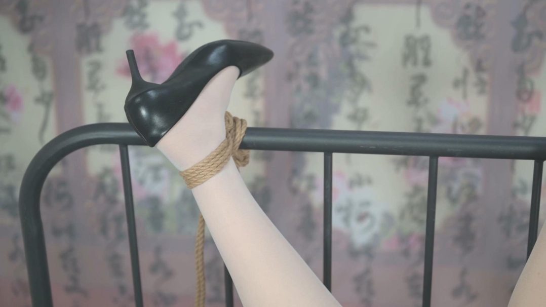 这个尴尬的姿势竟让美女放屁！--白丝、高跟、TK、半透内裤-3