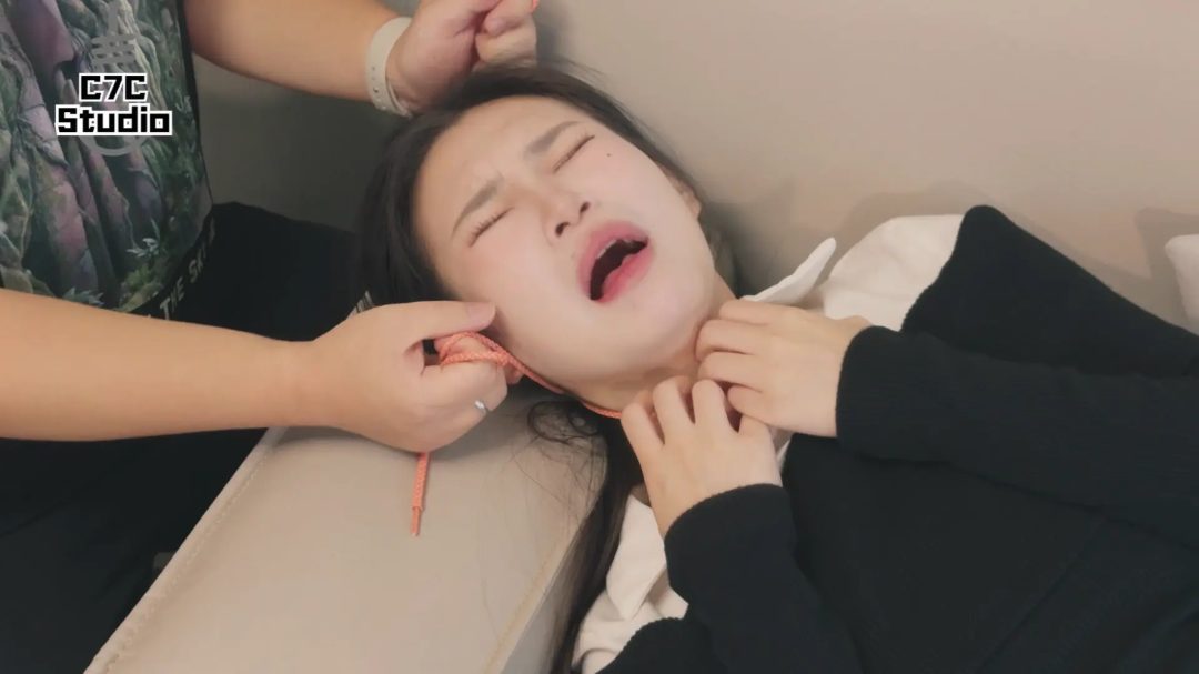 《心理医生小鱼》肉丝美女心理医生被患者翻白眼抽搐-1