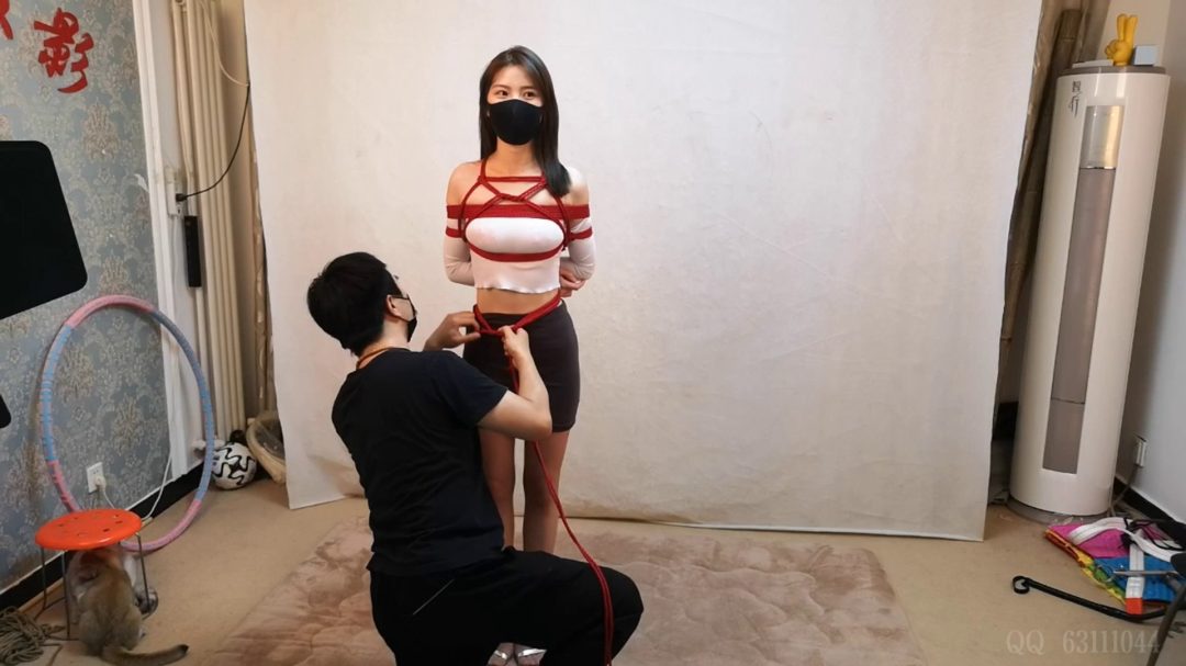 艾琳绝佳的身材空中悬吊-5