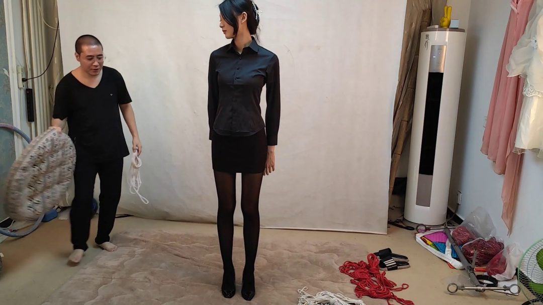 苏樱雅熙 黑白双女股绳拔河比赛 输的接受惩罚-2