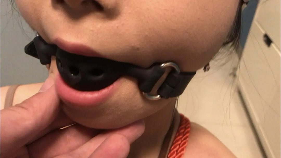 圆脸女生小幼试镜体验，是个舞蹈老师，羞耻分腿露出内裤，口球塞嘴，嘴巴比较小大口球撑得有点痛苦，柔韧性和配合度很高-11