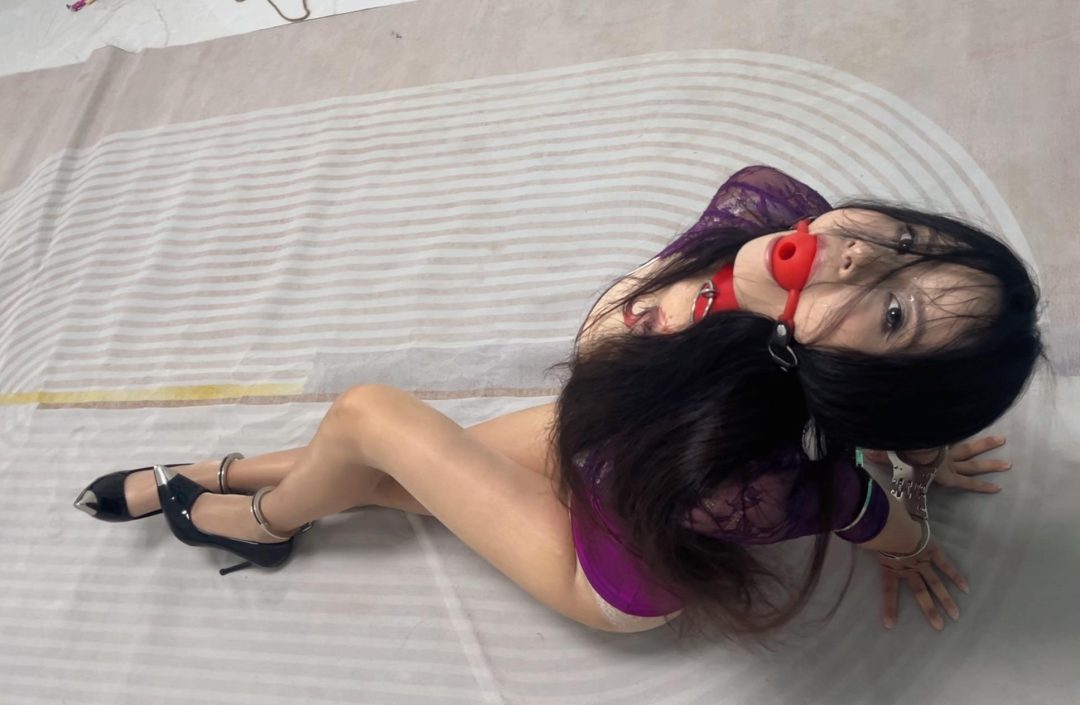 连衣裙手铐直臂脚镣铁链活动行走与展示-6