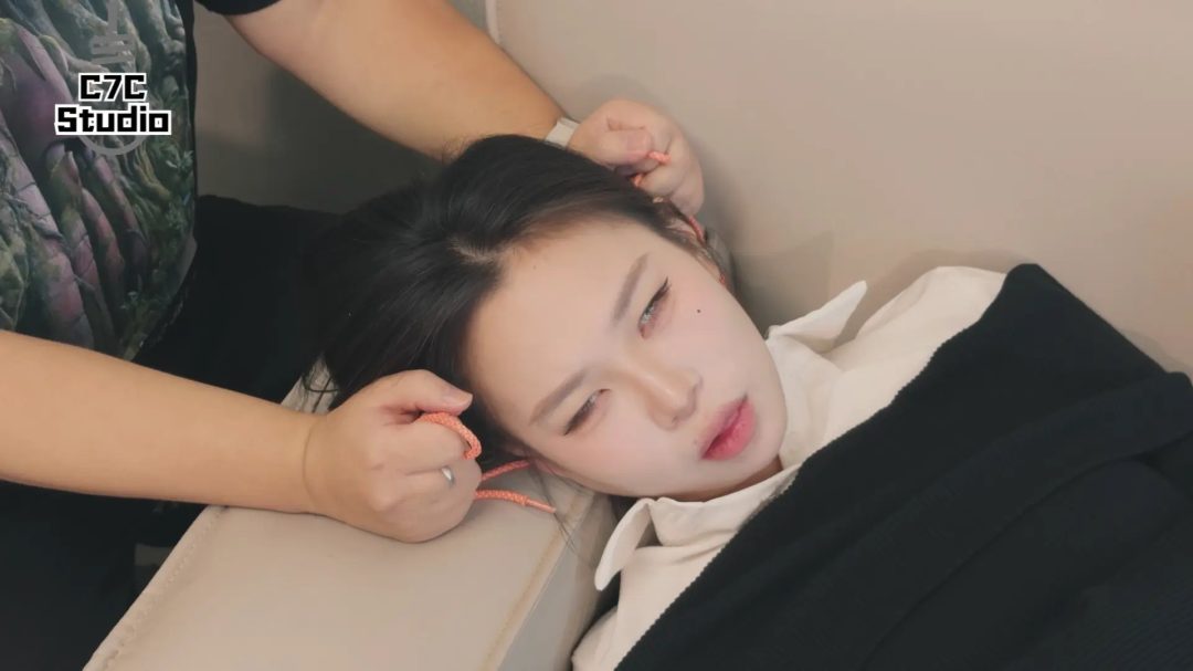 《心理医生小鱼》肉丝美女心理医生被患者翻白眼抽搐-5
