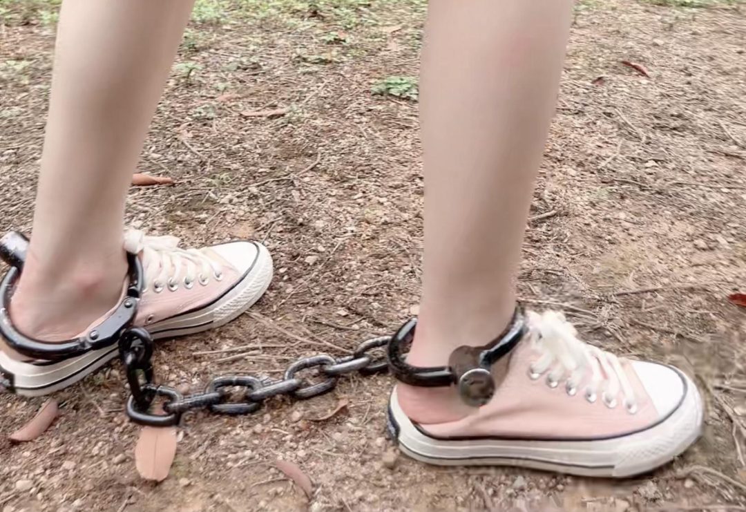学妹户外镣铐行走，各种脚镣-2