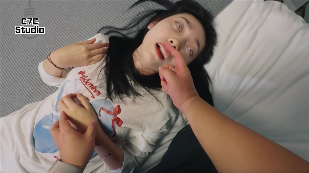 《致命爱人》裸足素颜小姐姐-1