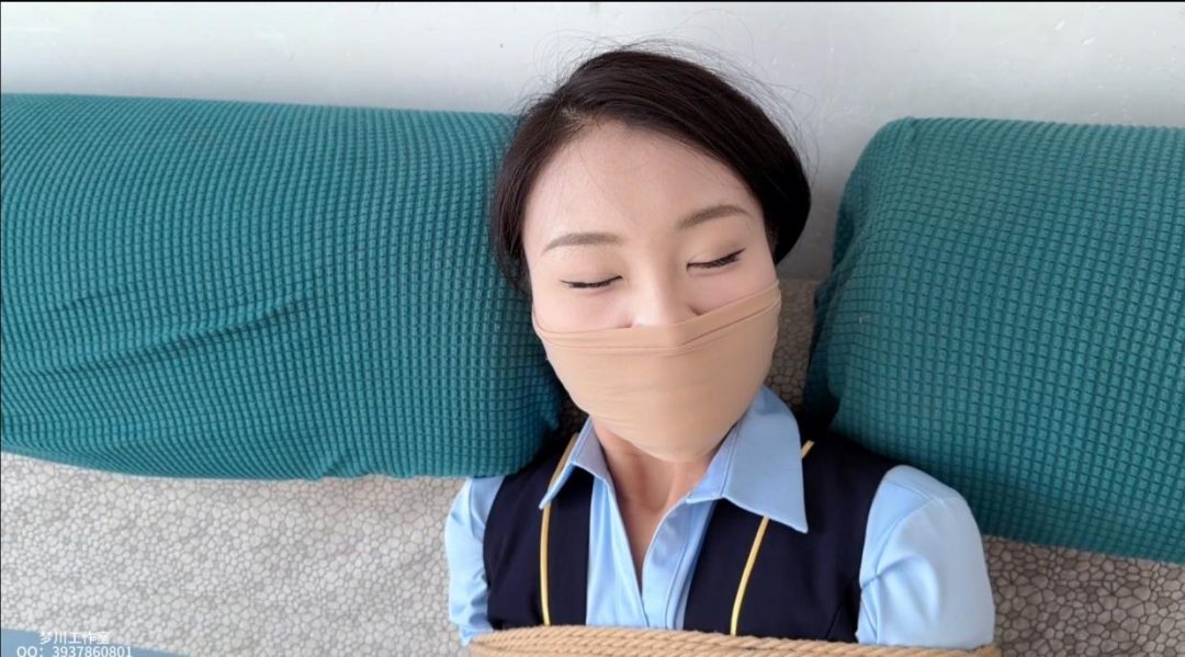 大长腿空姐被刁难篇【小玉】美腿空姐被卷入机长和女匪的阴谋计划-5