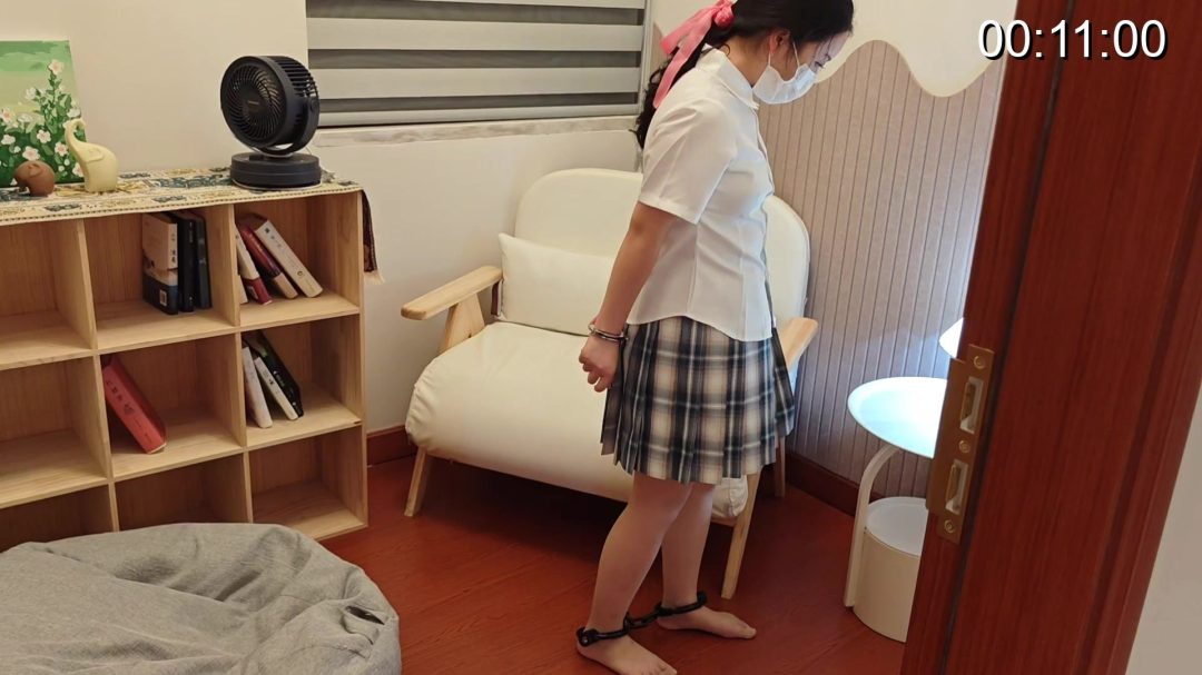 JK少女肉丝手铐脚镣冰凉地板惩罚行走-2