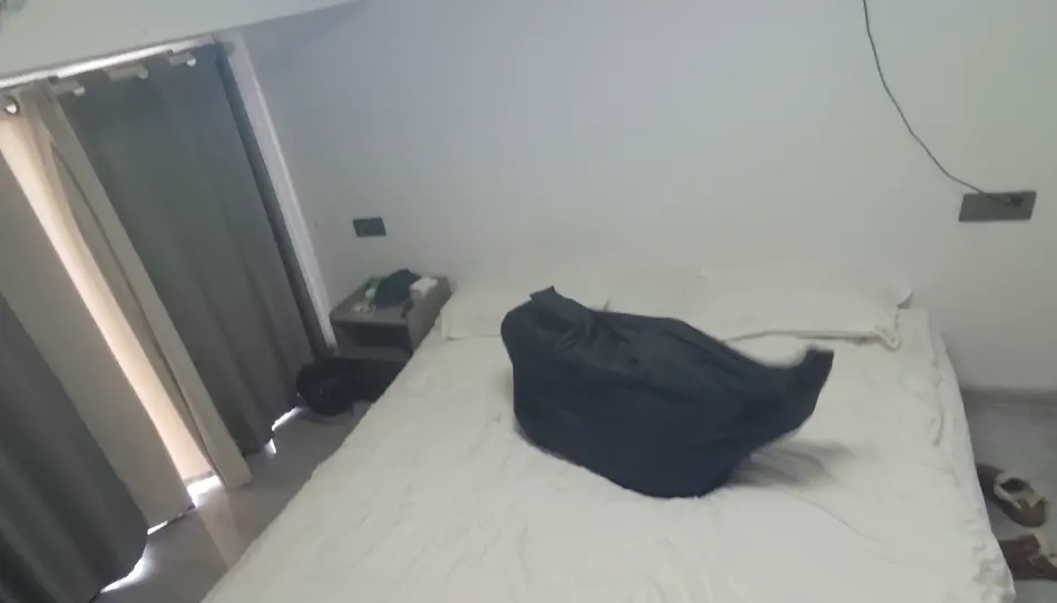 少妇被绑住手脚套在黑色套袋里，套在麻袋里挣扎预逃生-2