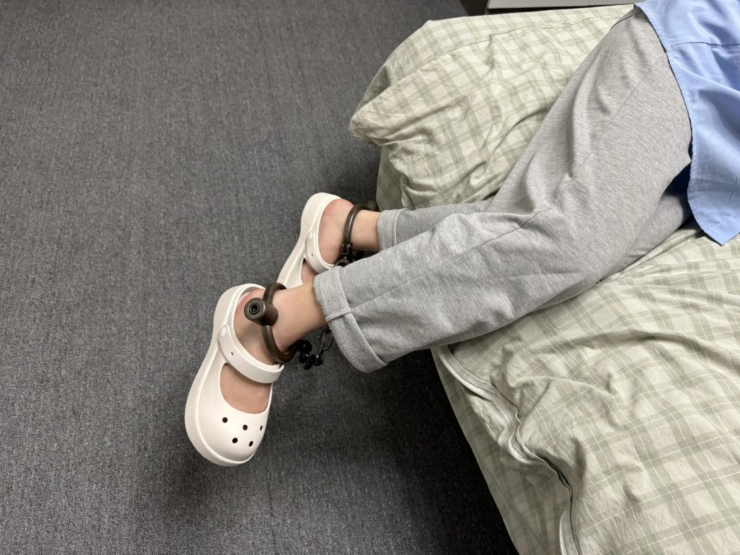 小妹子黑铁脚镣体验-2