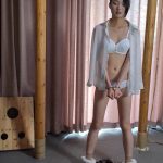 苏樱艰难行走 与柔弱身子形成强烈反差