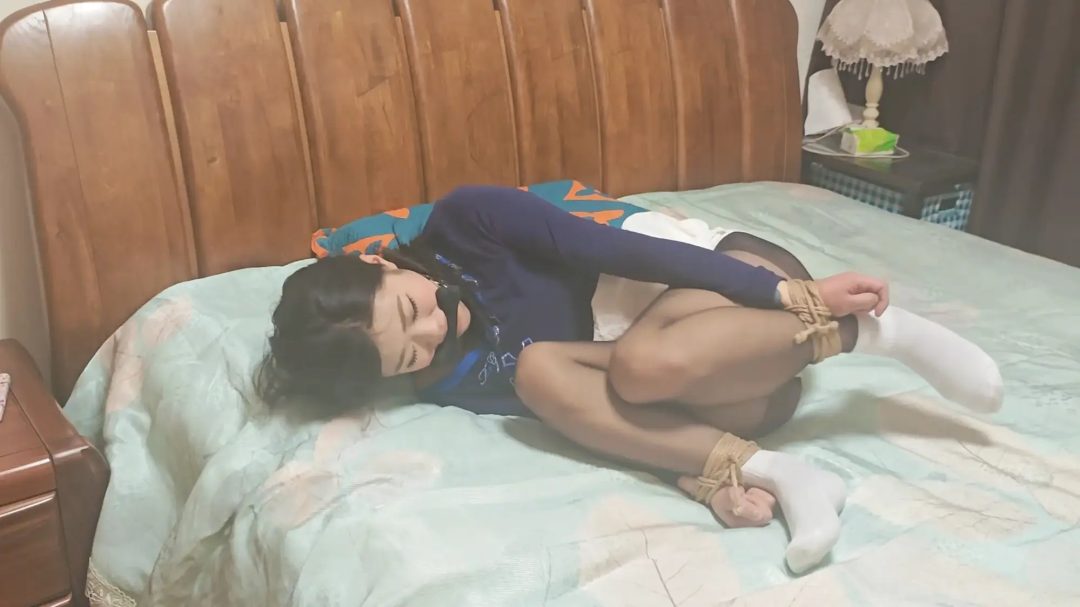 黑丝白袜捆绑挣扎 手脚连缚 骨头口塞 黑色内内若隐若现 各角度挣扎反抗 呜呜呻吟 表情妩媚 双眼迷离-7