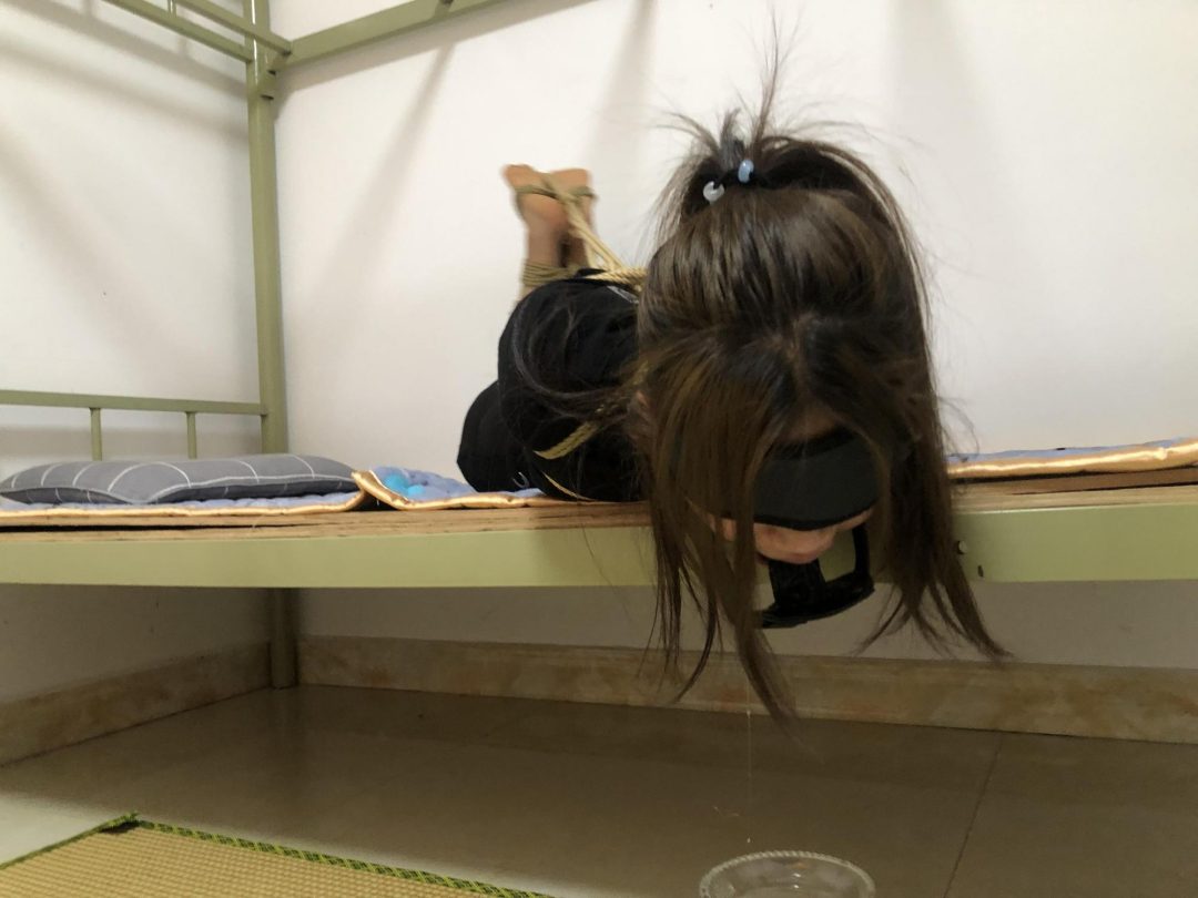 【佳怡】口水收集 超紧裸足直臂驷马 看着口水乱流的样子非常刺激-3
