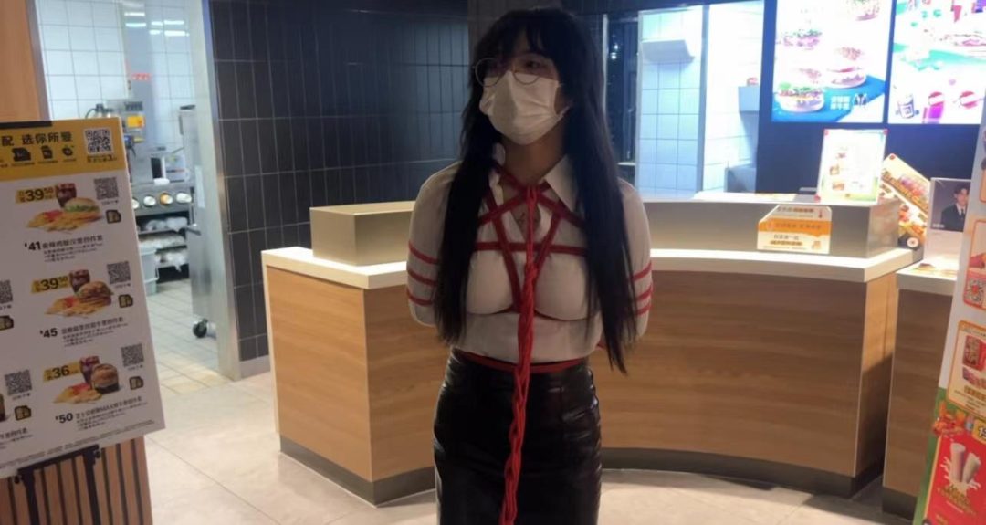 麦当劳捆绑和店员小姐姐互动，户外包臀裙黑丝高跟捆绑外出（下集）-2