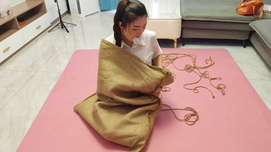佳佳学生装遭遇入室捆绑装麻袋-5