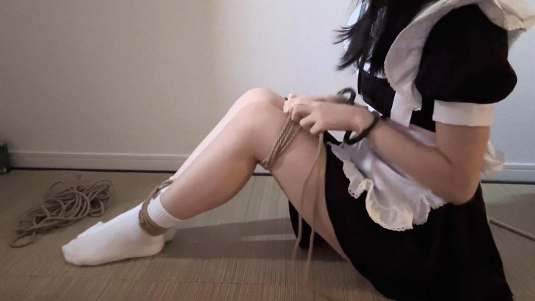 白袜女仆自缚跪立行走，被发现后木棍抽打到发抖后蒙眼手铐逃脱-2