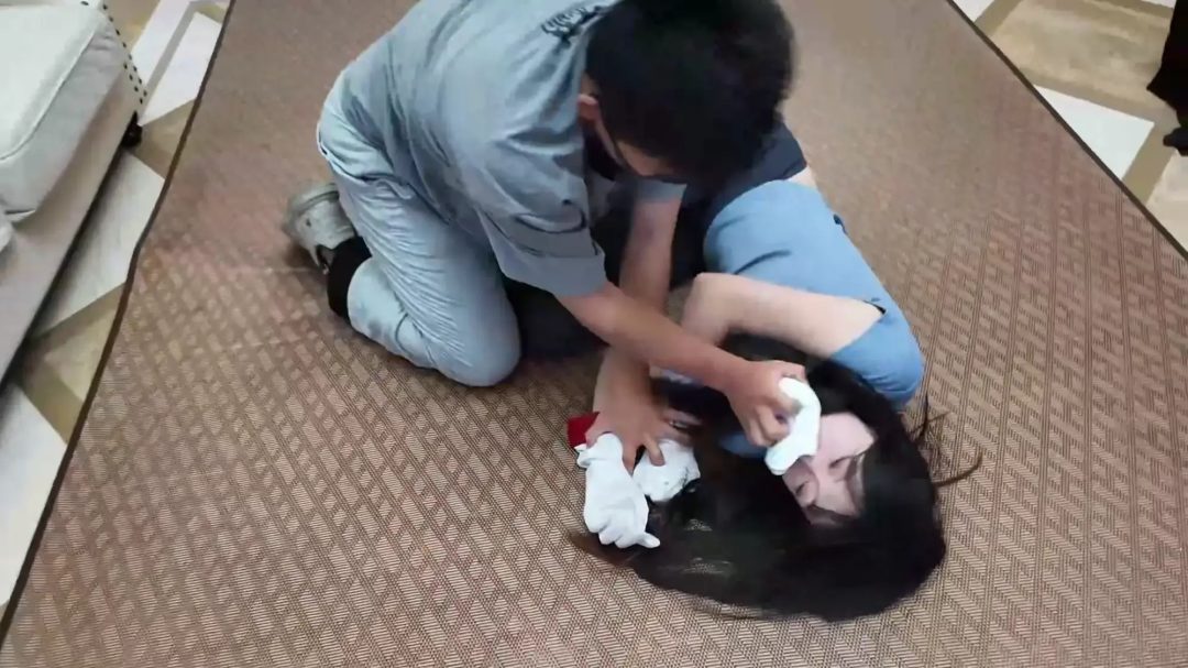 女士下班回家遭偷袭-4