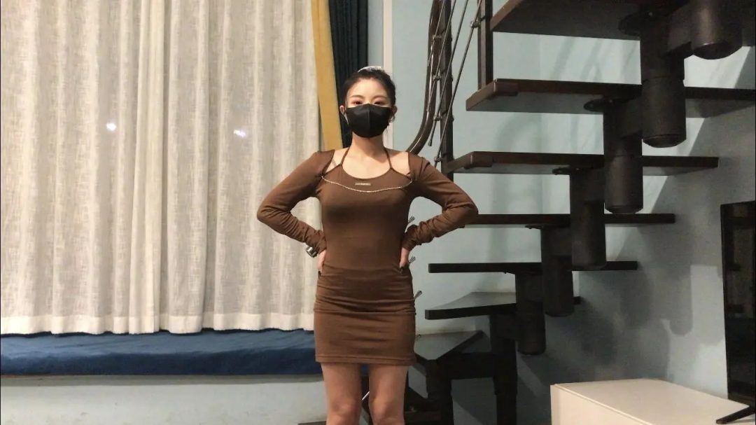 圆脸女生小幼试镜体验，是个舞蹈老师，羞耻分腿露出内裤，口球塞嘴，嘴巴比较小大口球撑得有点痛苦，柔韧性和配合度很高-2