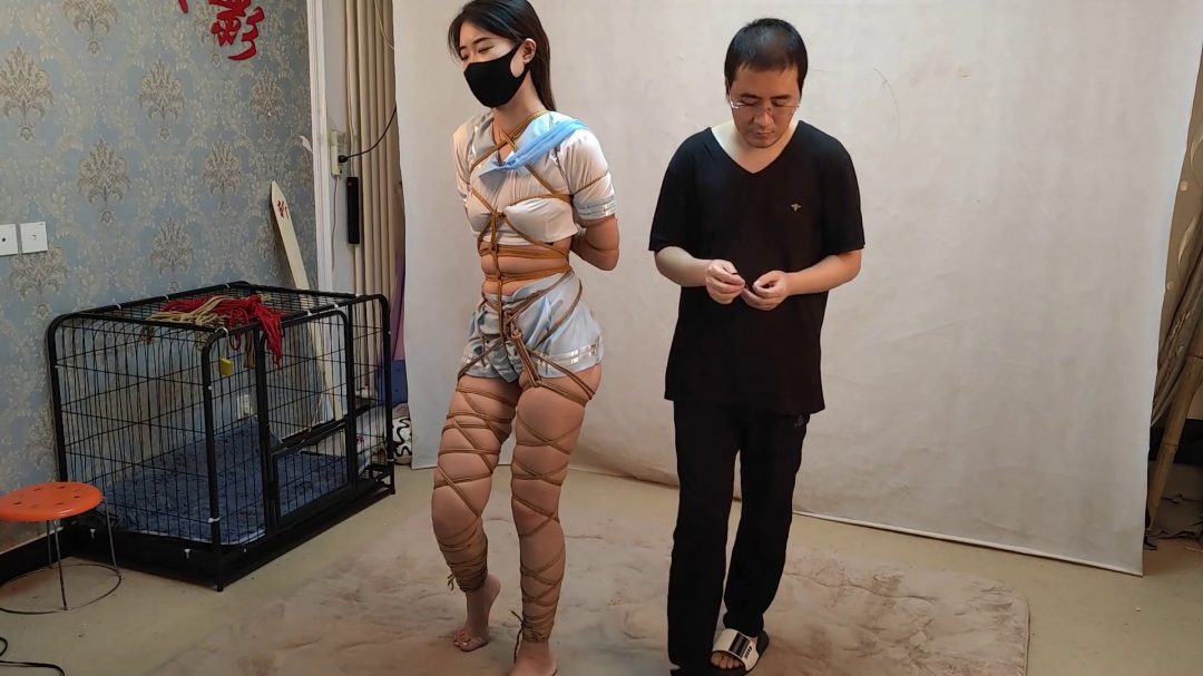 杨蕊超短学生服全身紧缚 满身的绳痕-3